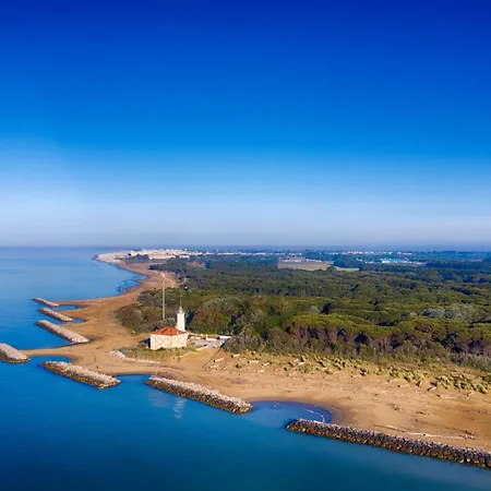 Seafront With Fenced Yard And Sea Views *